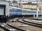 Вандалізм: два пасажирські потяги закидали камінням (Відео)