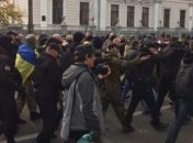 Митингующие у Рады напали на нардепа Барну