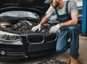 Механик ремонтирует BMW