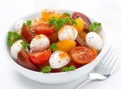 Салат из помидоров черри с моцареллой