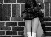 Пока мамы не было дома: 60-летний мужчина изнасиловал 13-летнюю девочку на Харьковщине