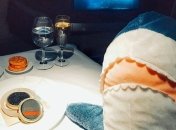 Жизнь на полную: как "отрываются" плюшевые акулы из Икеи