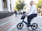 Кличко приехал в Раду на велосипеде (Фото, Видео)