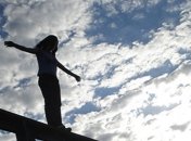 В Киеве на Северном мосту под колесами машины погиб мужчина: не исключено самоубийство (видео)