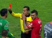 Судья за одно нарушение выгнал с поля троих футболистов (Видео)