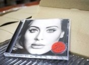 Альбом Адель сохраняет лидерство в британском чарте