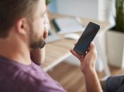 Екран смартфона з битими пікселями викликає дискомфорт