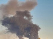 Після серії вибухів у Львові здіймається стовп чорного диму