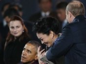 Президент России вопреки этикету решил согреть первую леди Китая