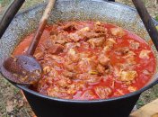 Цей рецепт можна відтворити як вдома на плиті, так і на вогні