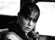 Звезда "Безумного Макса" полностью сбрила волосы, но жертва того стоила (Видео)