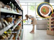 Женщина в бакалейном отделе магазина