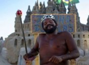 Король пляжа: этот бразилец уже 22 года живет в песчаном замке (Фото)
