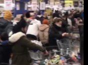 "Нежравшие весь год..." Очереди украинцев за новогодними покупками шокировали сеть (видео)
