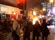 В Гонконге произошла масштабная стычка полиции с торговцами (Видео)