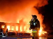 С огнем сражались спасатели