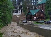 Мощный паводок затопил горнолыжный курорт Буковель: видео