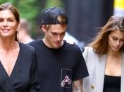 Настоящая семейная идиллия: Синди Кроуфорд с сыном и дочерью на прогулке