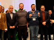 В центре с главным призом – Павел Куфтырев, слева от него – Валерий Гринев, справа – Алексей Малый и Роман Дегтярев