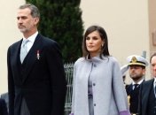 Стильный монохромный вид: королева Летиция продемонстрировала праздничный образ