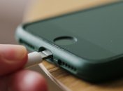 Чому не можна заряджати телефон у громадських місцях