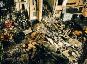 В Одесі невблаганно зростає кількість загиблих від удару по житловому будинку: рятувальники знаходять тіла жертв (відео)