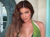 Кайли Дженнер показала сочные формы в розовом бикини (Фото)