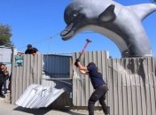 Как активисты ломали стройку дельфинария на одесском пляже Ланжерон (Видео)