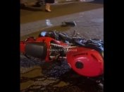 Мотоциклист сбил компанию людей на переходе в центре Одессы, есть пострадавший (фото, видео)