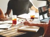 Флирт в рабочем коллективе: почему он снижает стресс и строит здоровые отношения