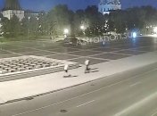 Не разминулись на пустой площади: самая странная авария с самокатчиками попала на видео