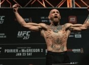 Хромой Макгрегор с тростью пожаловался Порье на разбитую ногу (видео)