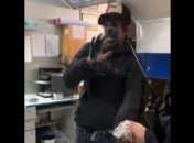 В самом сердце Одессы охранники супермаркета "умыли" покупателя зеленкой: инцидент попал на видео