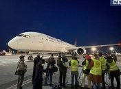 Борт с китайской вакциной против COVID-19 уже в Украине: первые фото и видео