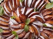 Рецепт дня: сливовый пирог с сахарной посыпкой