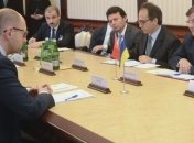 Яценюк обсудил с главой МИД Турции ситуацию в Крыму