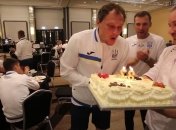 Перед матчем со Швецией сборную Украины накормили тортом (видео)