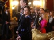 В синем бархате: королева Летиция в элегантном наряде в Мадриде (Фото)