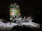 В Угринове поезд полностью раздавил легковушку