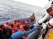 Береговая охрана продолжает спасать мигрантов в Средиземном море