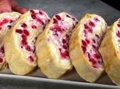 Сирний лаваш із чорною смородиною — гідна заміна магазинним солодощам