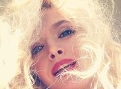 Вера Брежнева отрицает роман с режиссером