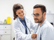 Отправьте знакомым медикам поздравительную открытку