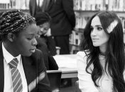 Меган Маркл пообщалась со старшеклассниками о Международном женском дне (Фото, Видео)