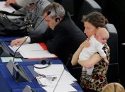 В Европейском парламенте пополнение: еще один депутат ходит на заседание с ребенком