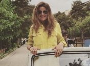 Жанна Бадоева вышла в свет в мини, демонстрируя стройные ноги