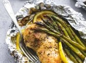 Рецепты работающей мамы: курица с лимоном и спаржей, запеченная в фольге