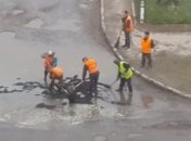 Луцкие коммунальщики изобрели "уникальную технологию" ремонта дорог (Видео)