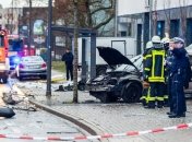 В Германии автомобиль на полном ходу влетел в остановку, есть жертвы