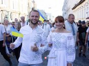 Многие пары на параде выбирали наряды с общими мотивами вышивки.